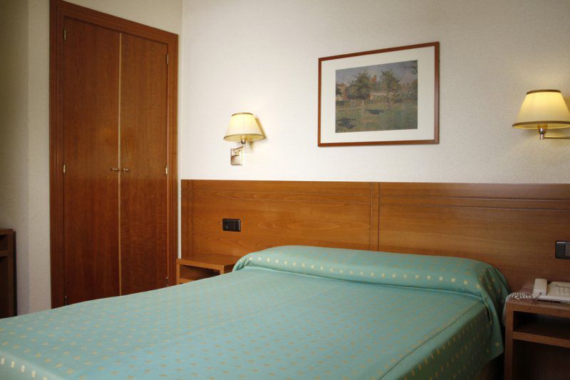 Yit Conquista De Toledo Hotel Room photo
